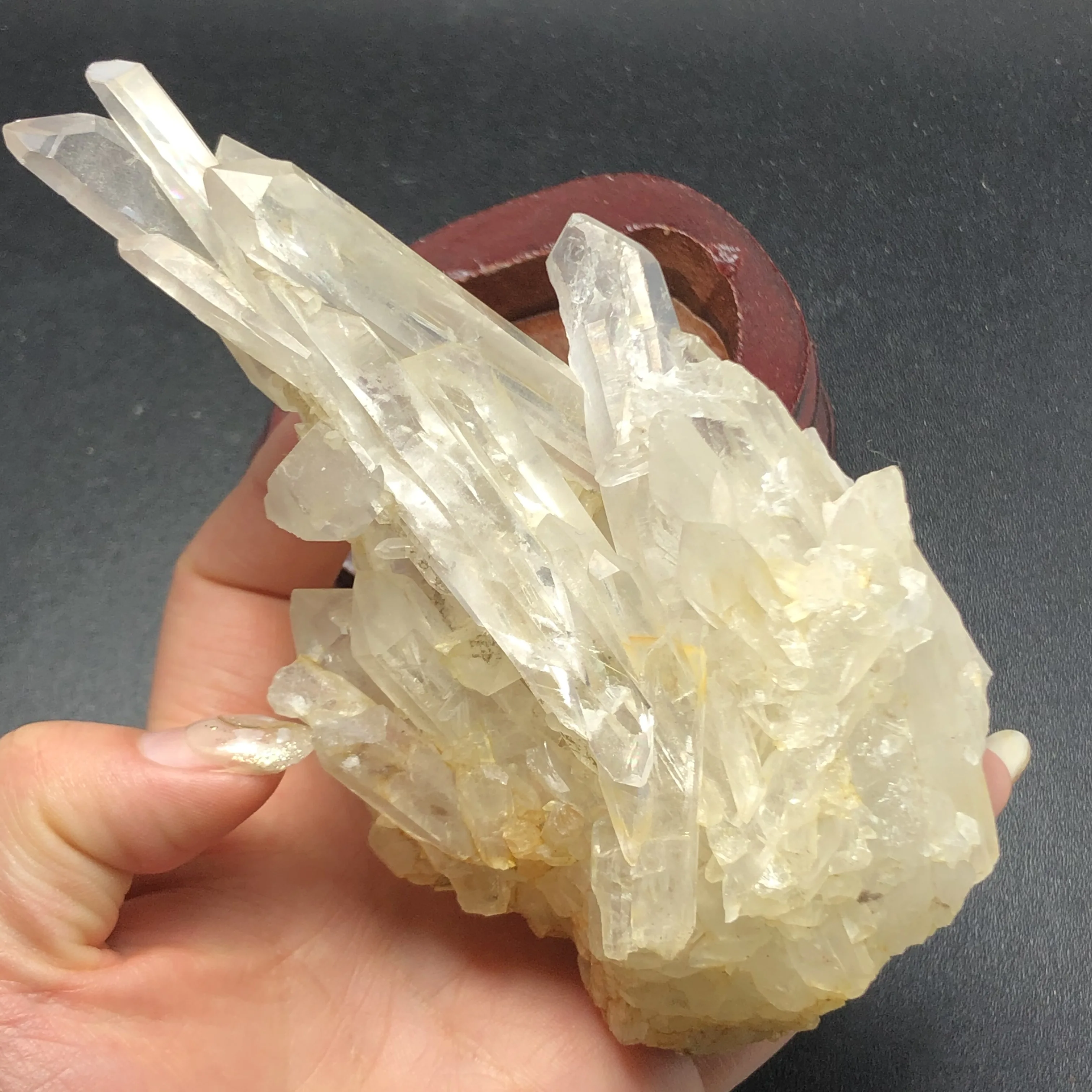 Натуральный прозрачный кластер кварцевого кристалла с подставкой основание