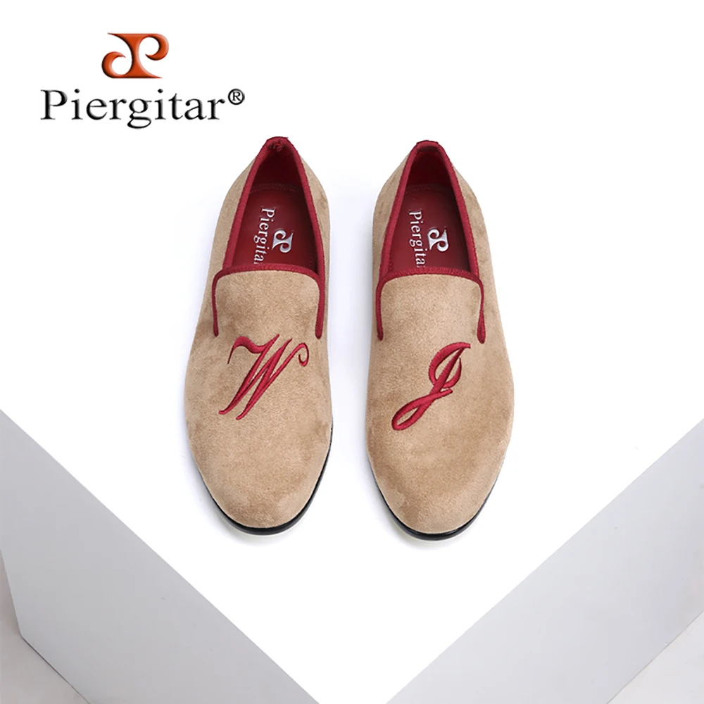 

Piergitar/2021 Новый стиль Мужская обувь из замши с изготовленным на заказ Индивидуальность буквы на застежке с вышивкой Свадебные и вечерние мужские лоферы для женщин размера плюс