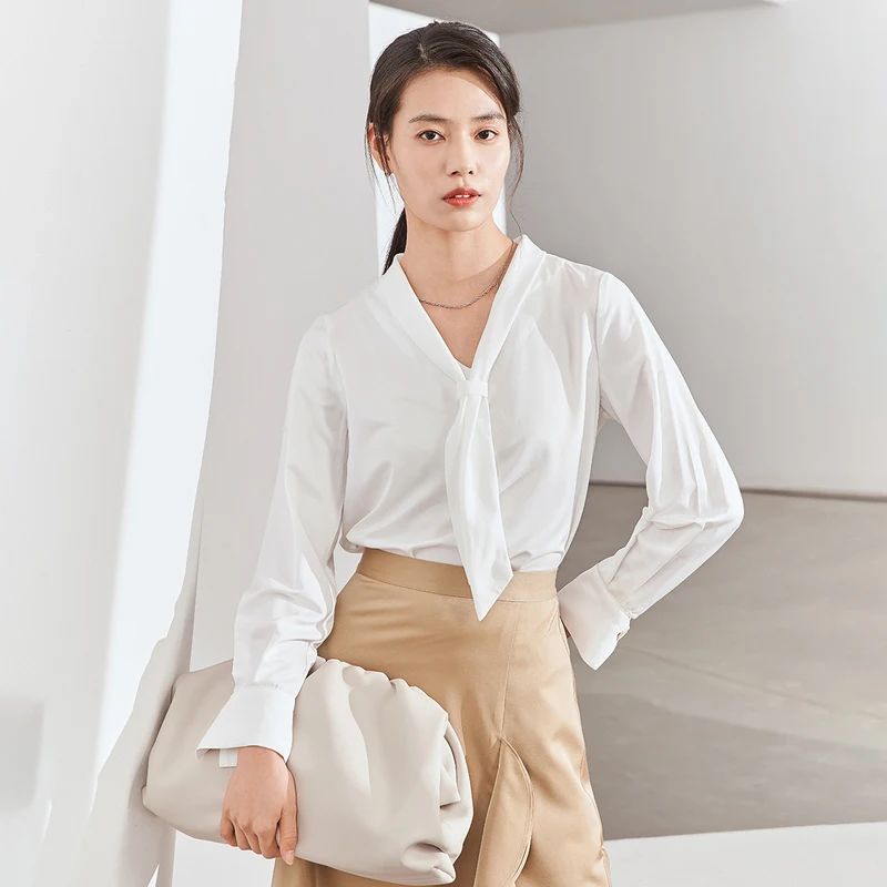 Женская блузка с галстуком бабочкой из гладкого материала треугольным вырезом