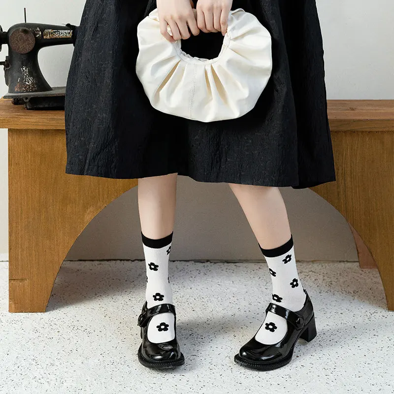 

2021 spring and summer new socks women black and white butterfly and flower tube socks Japanese casual women's socks