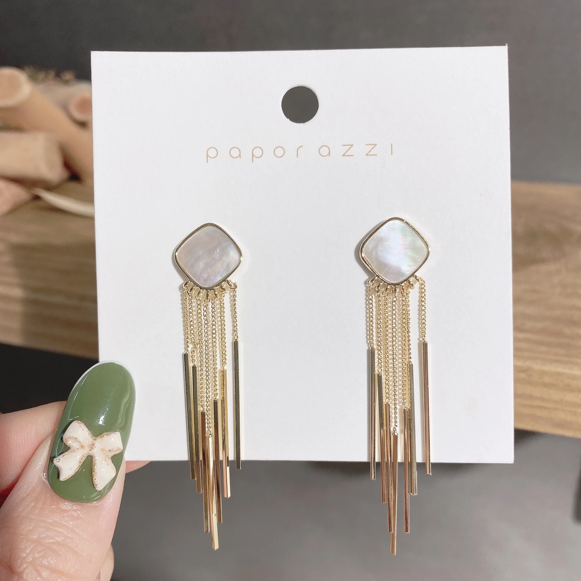 

Fashionable New Earrings Light Luxury Small Square Shell Tassel Earrings Temperament Celebrity Banquet Accessories Vintage