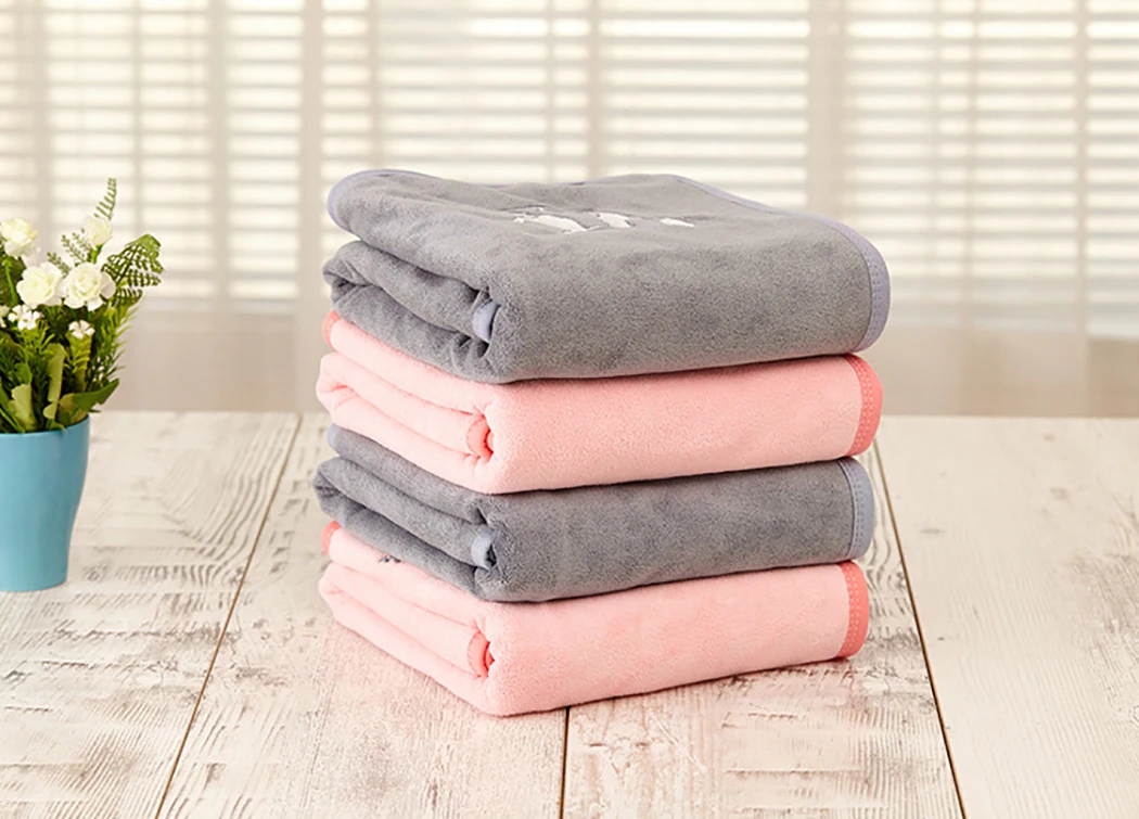 

70cm*140cm Dog Cat Puppy Towel Microfiber Strong Absorbing Water Bath Pet Towel Dry Hair Dog Towels Blanket Mattress 1pcs