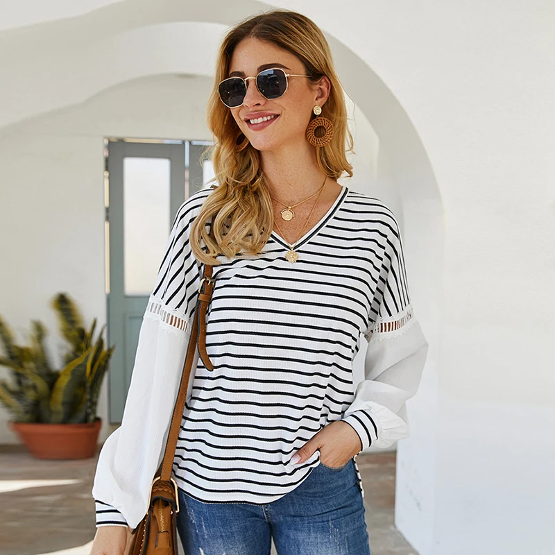 Футболка в черную полоску Женская с длинным рукавом и треугольным вырезом