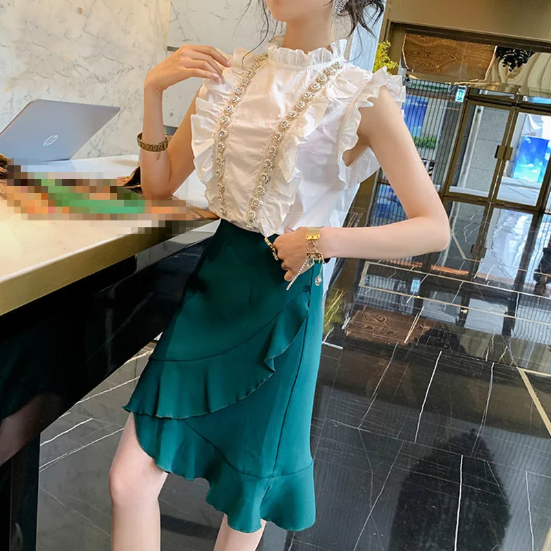 

Женский комплект из двух предметов, белая рубашка без рукавов и блузка с оборками и бисером и асимметричная юбка годе, лето 2020