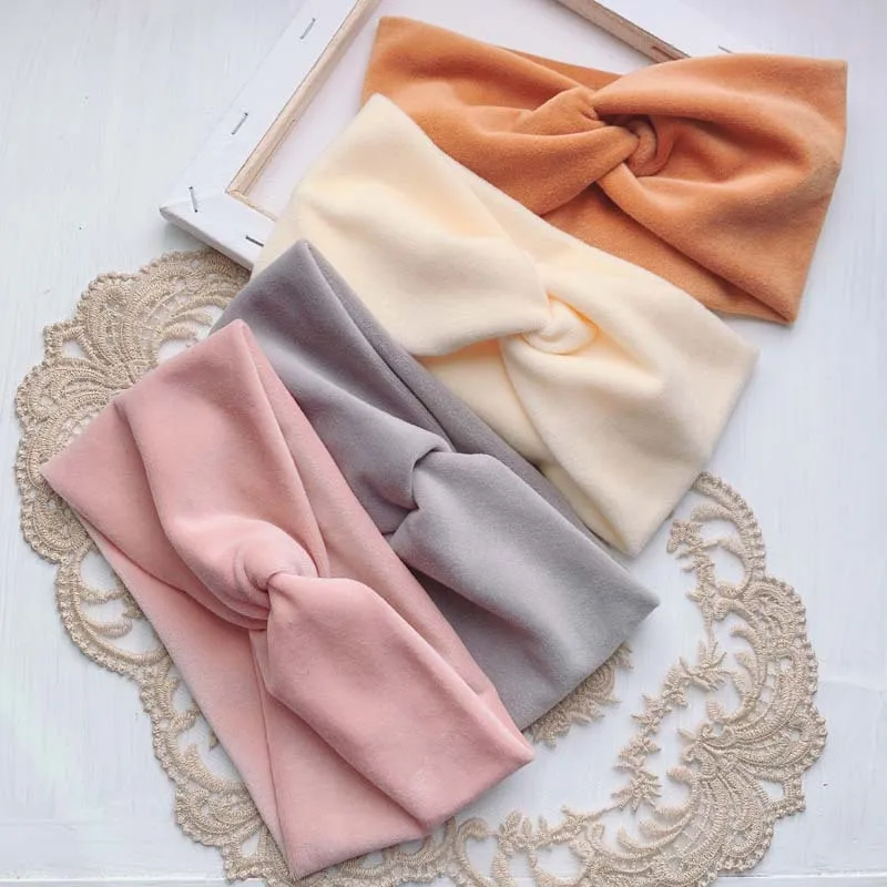 

Прошитой подошве; Теплые зимние плюшевые тапочки с бархатная повязка на голову для женщин для девочек Теплые однотонные мягкие с перекруче...