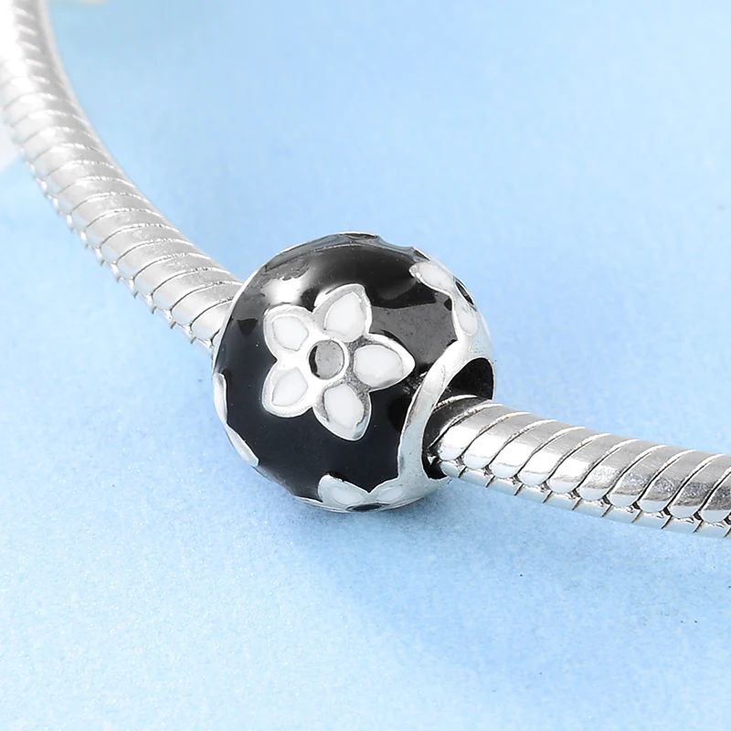 Бусины из серебра 925 пробы с маленькими белыми цветами и черной эмалью | Украшения