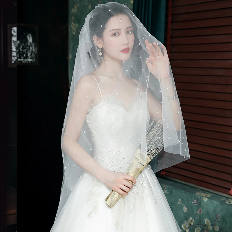 Белая двухслойная короткая свадебная вуаль с расческой расшитая блестками фата