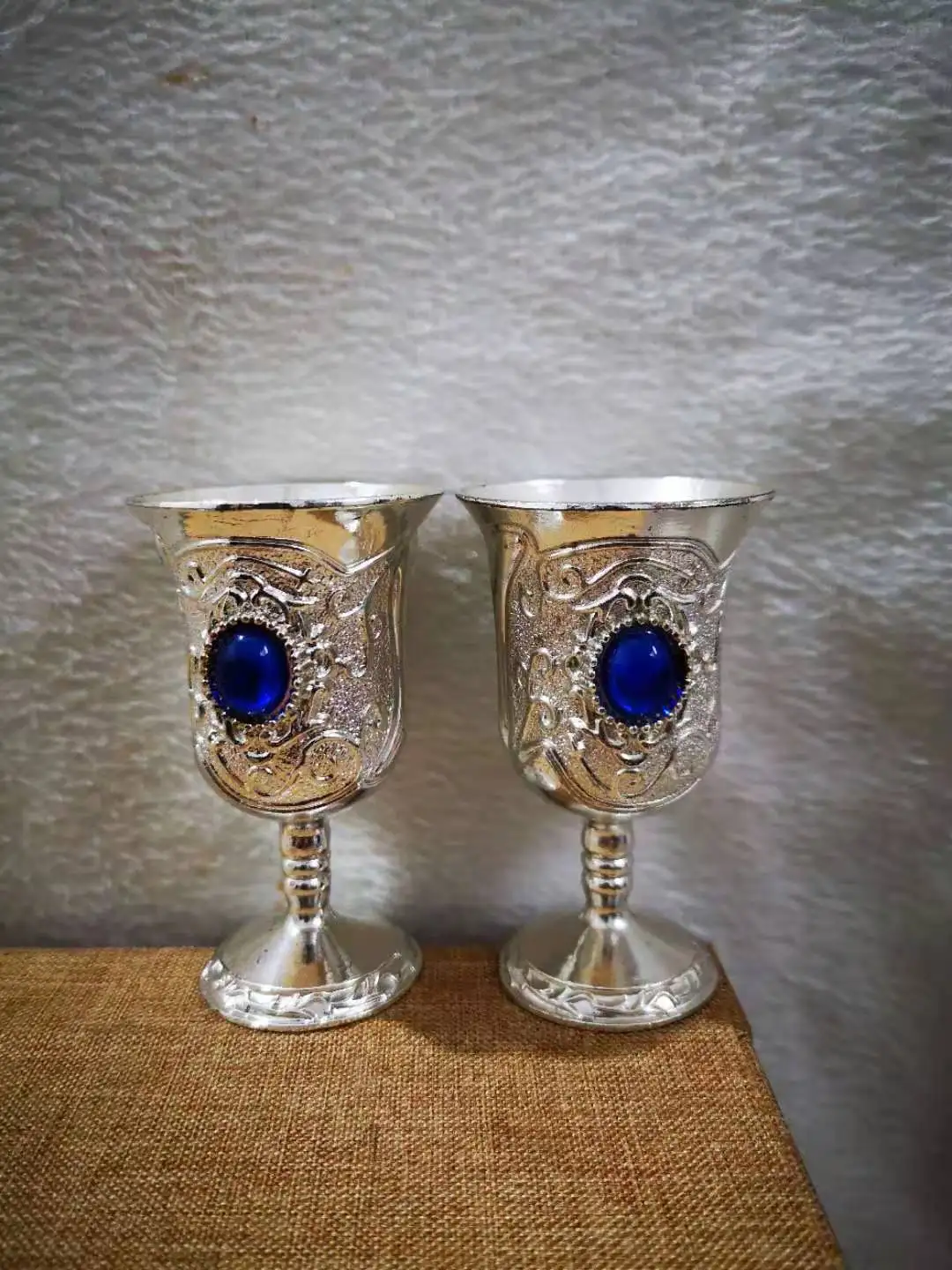 Искусственная резьба и инкрустация красных бусин винная чашка металлическая