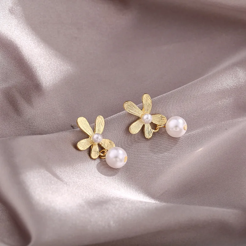 

2020 Sweet Irregualr Pearl Metal Flower Drop Earrings for Women Girl Fashion Temperament Lady Statement Wedding Brides Gift