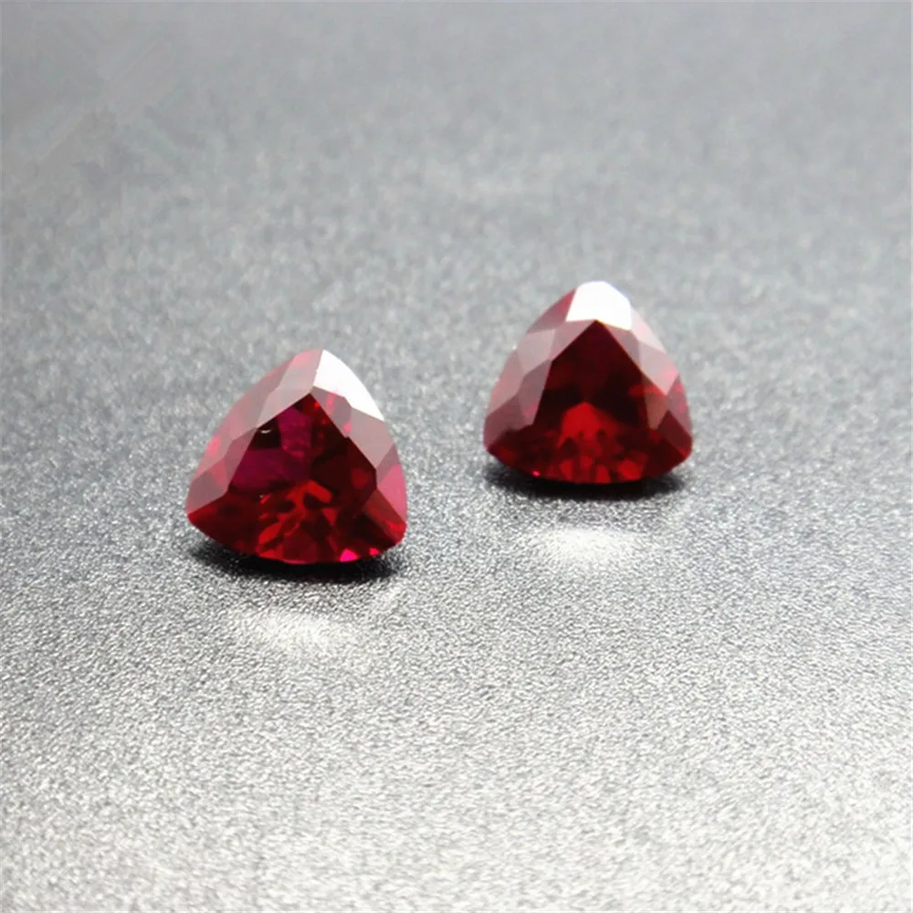 Камни руби. Рубин триллион. Кроваво красный драгоценный камень. Рубин камушек маленький. Драгоценный камень Рубин Гренландии в 2015 году,.