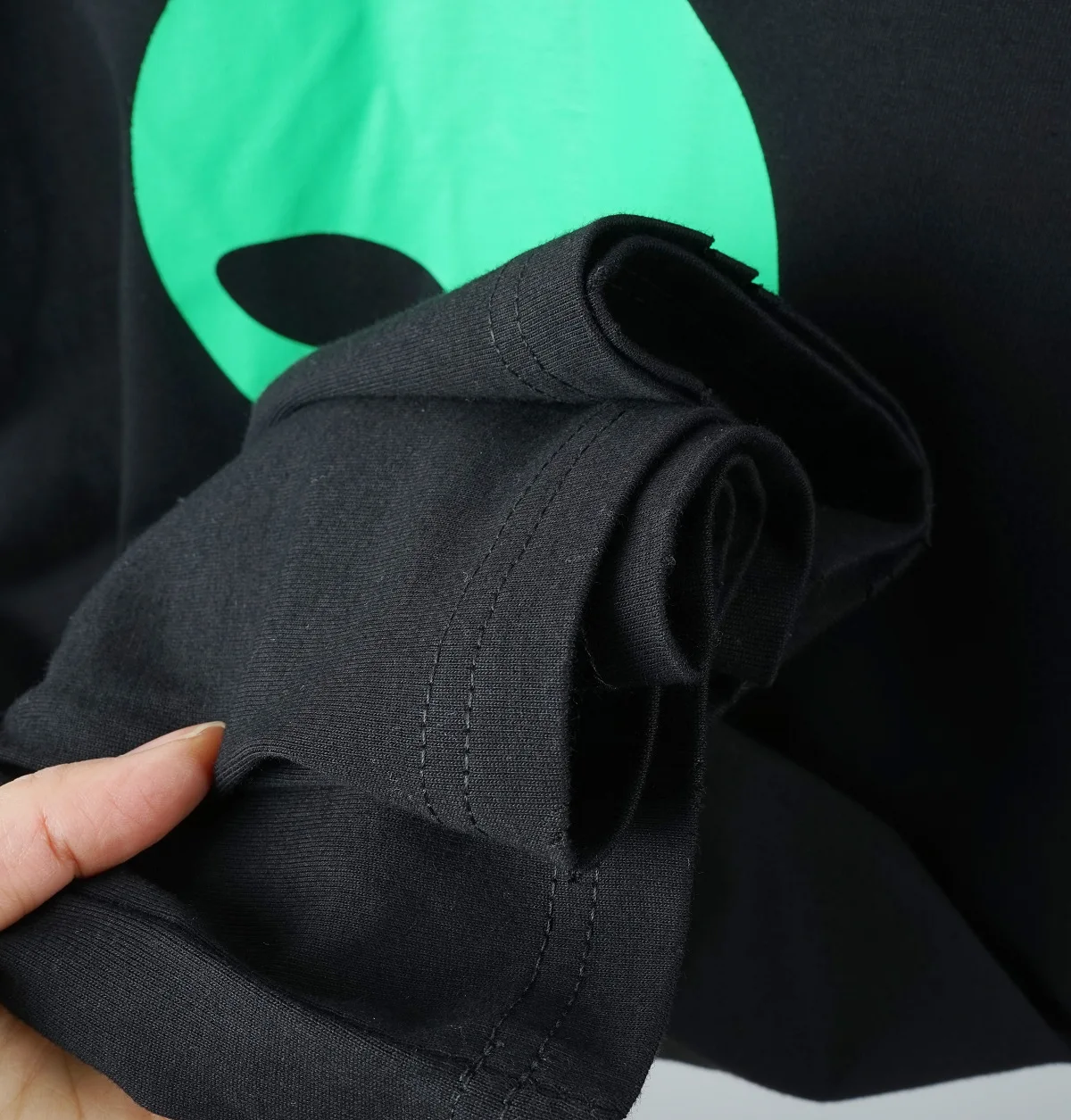 

High Quality Early Spring New Funny and Cute Alien Green Head Print Hole T-shirt with The Same Style for Men and Women