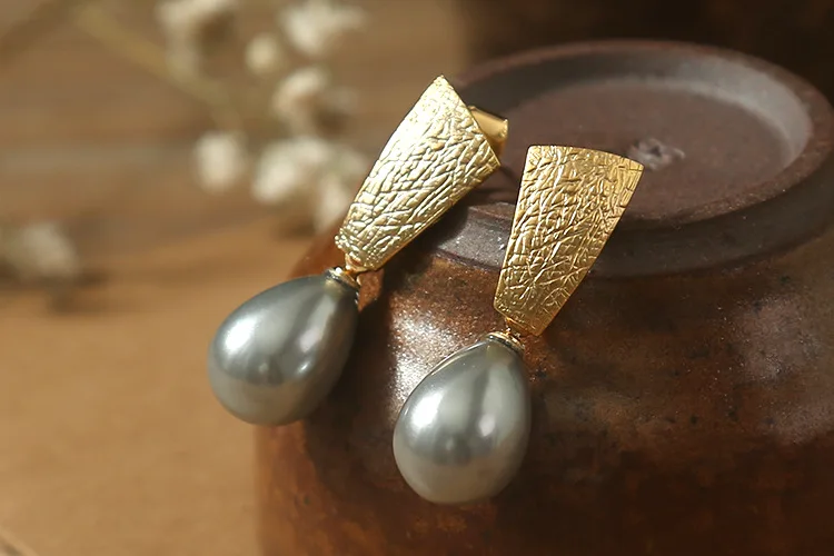 

Grey geometric pattern simple shell beads earrings
