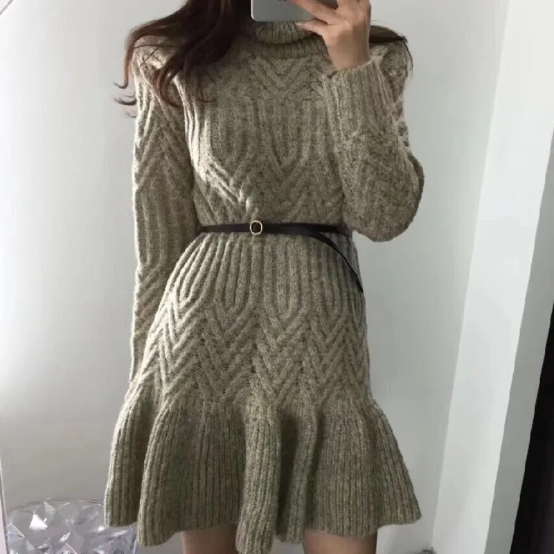 Зимнее платье свитер женское элегантное серое с высоким воротом и цветами из