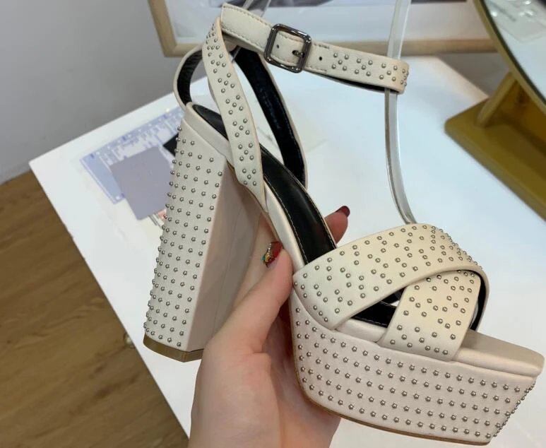 Женские босоножки из натуральной коровьей кожи украшенные стразами на не