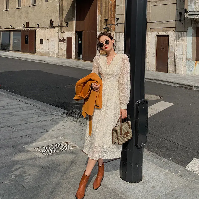 Женское кружевное платье средней длины элегантное белое с длинным рукавом и