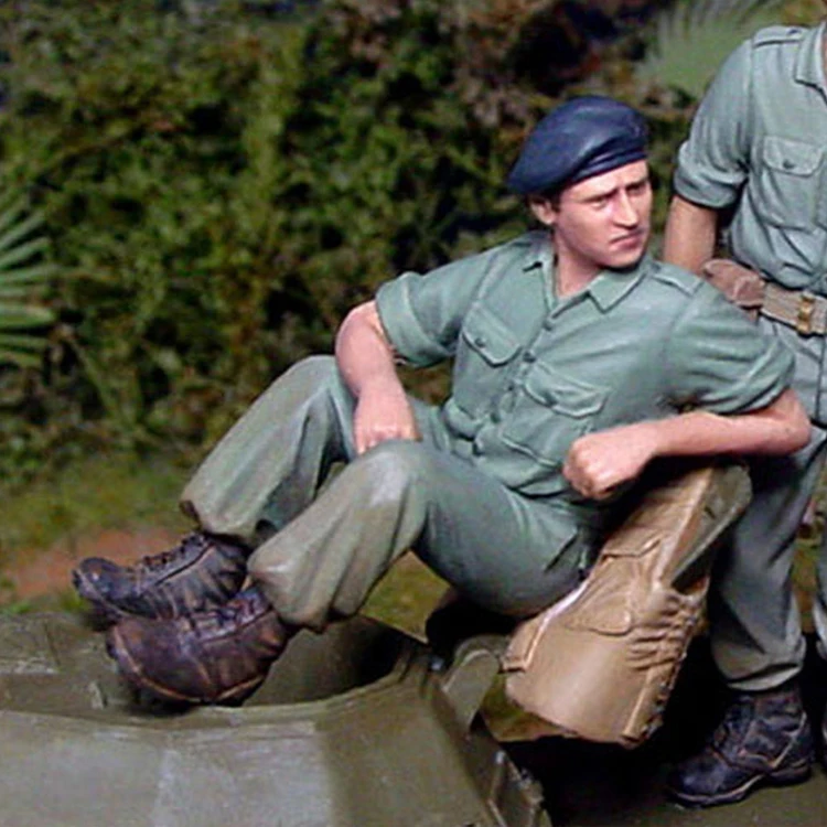 

1/35 Resin Model figure GK Soldier APC commander Military theme Unassembled and unpainted kit