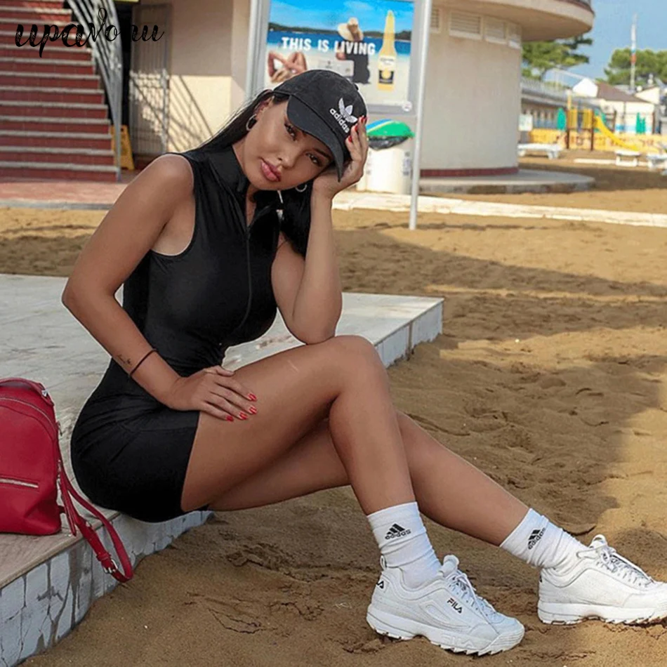 Женский комбинезон из вискозы без рукавов однотонный черный облегающий на