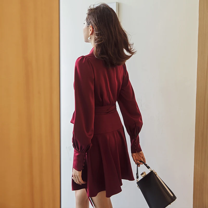 YIGELILA модное платье с глубоким винного цвета отложным воротником и длинными