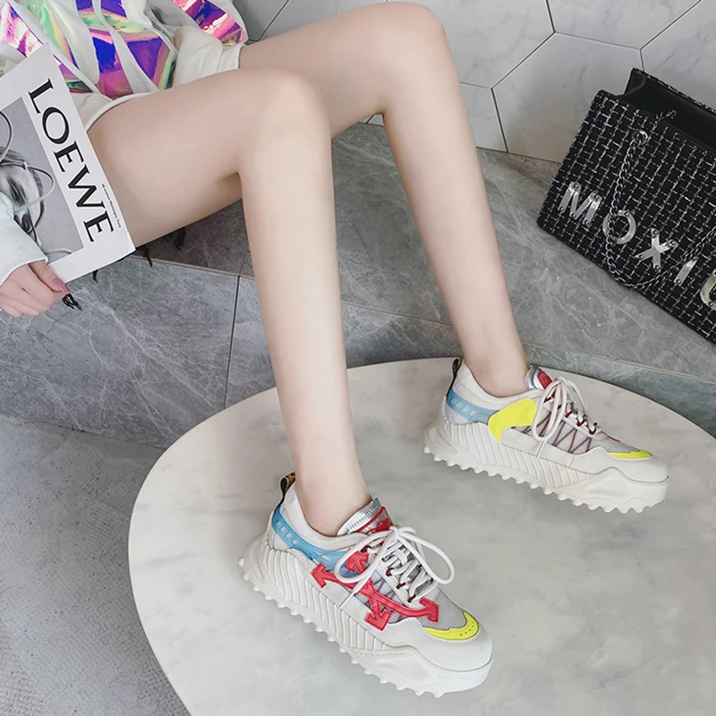 Женские кроссовки со шнуровкой сетчатые смешанных цветов на платформе