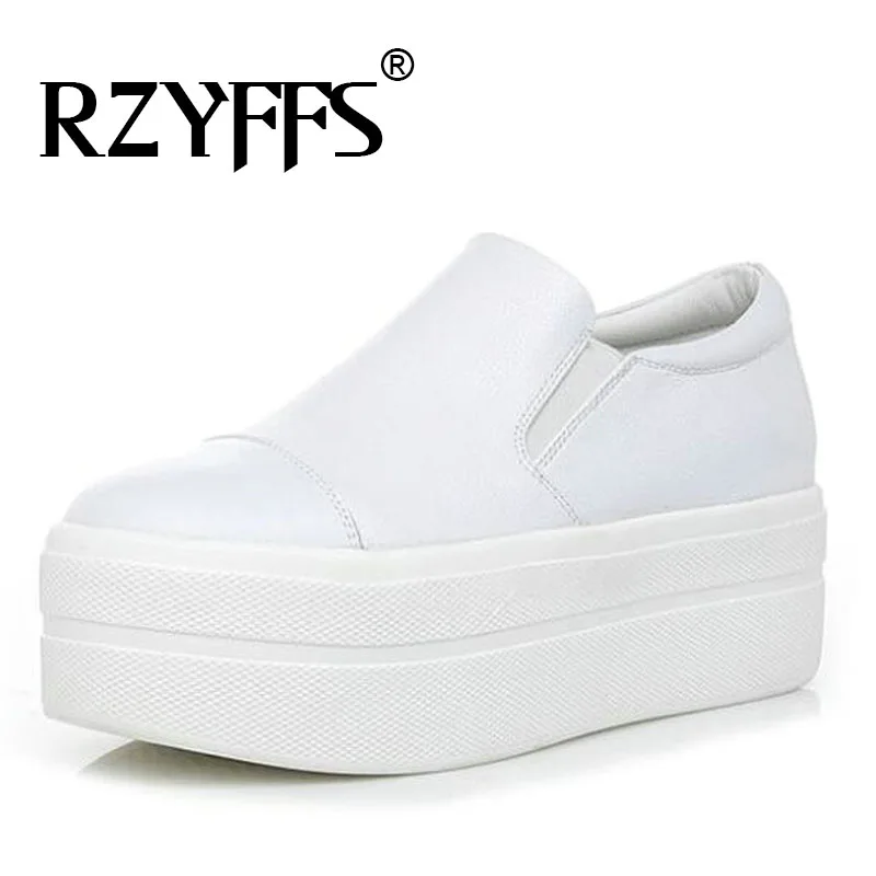 Женские кожаные спортивные кроссовки удобные для бега и прогулок на платформе