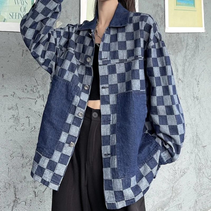 Женская джинсовая куртка в клетку с большими карманами | одежда