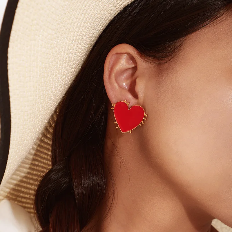 Женские серьги гвоздики в богемном стиле большие акриловые с красным сердцем