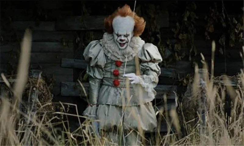 Белый карнавальный костюм Pennywise от «Возвращение Джокера. Аксессуар: брюки воротник перчатка крышка ботинка