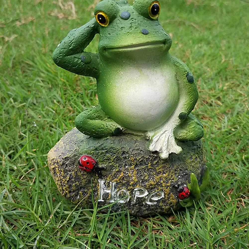 Статуи лягушки маленькие прекрасные украшения сидящие на камене скульптуры