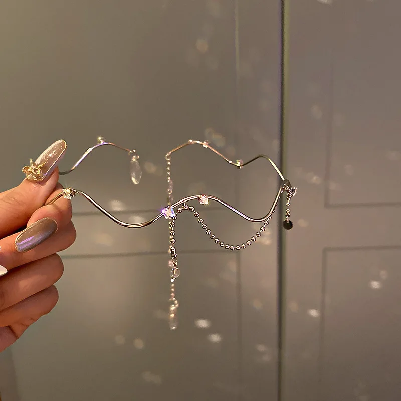 Женское колье с подвеской в виде капли кристаллами |