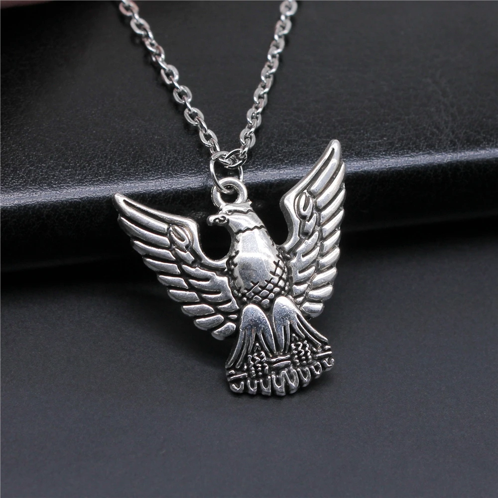 Модное ожерелье в античном стиле серебряного цвета с подвеской виде