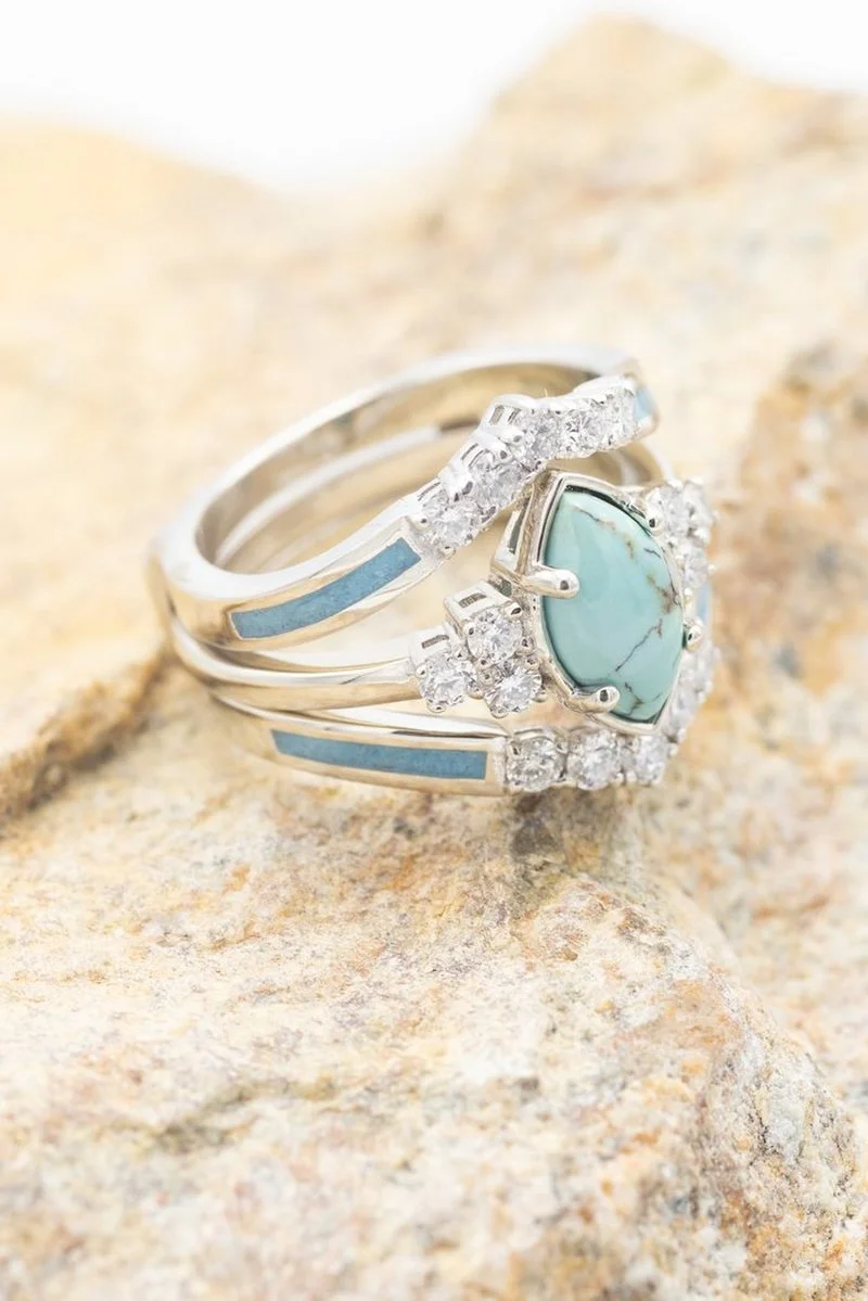 Фото Женское Обручальное кольцо с фианитом серебристое натуральным камнем |