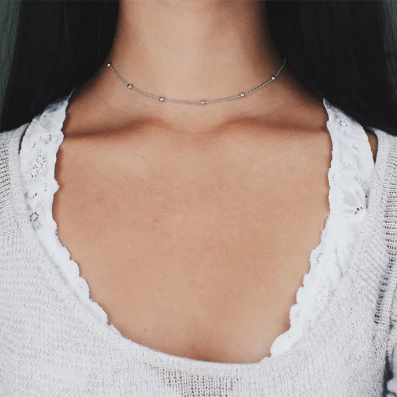 Простое короткое ожерелье с бусинами металлическое золотого и серебряного цвета