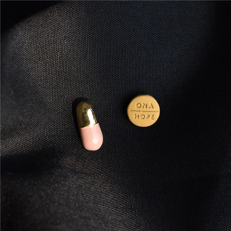 Капсулы таблетки серьги одежда с пуговицами Размеры милые Стиль ДНК надеемся