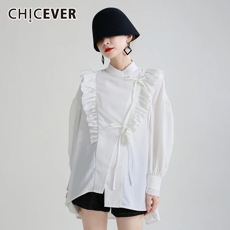 

CHICEVER Лоскутная белая рубашка с оборкой для женщин, воротник-стойка, длинный рукав, ассиметричный дизайн, Однотонные блузки, женская мода