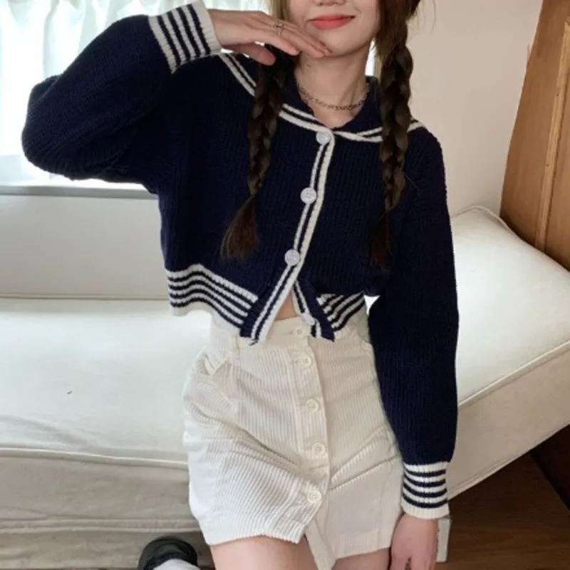 

Женский трикотажный короткий кардиган с длинным рукавом и воротником-стойкой