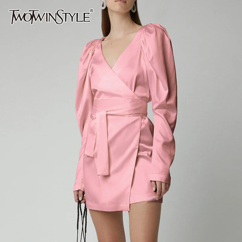 Платье с бантом TWOTWINSTYLE розовое рукавом фонариком и высокой талией|Женские