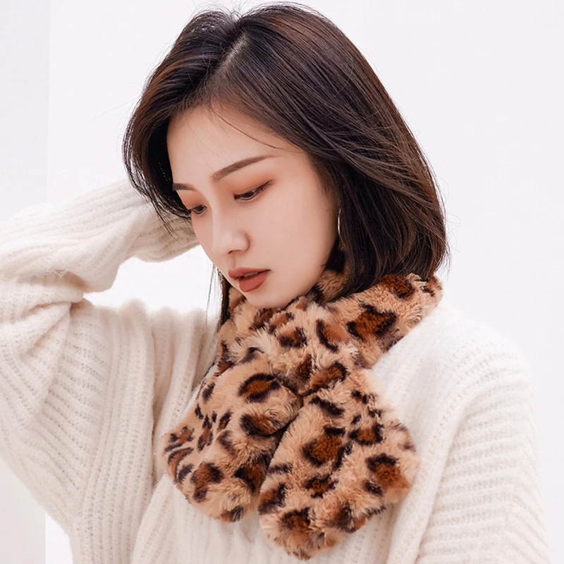 Женский шарф-воротник из кроличьего меха с леопардовым принтом |