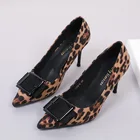 Туфли женские на высоком каблуке, пикантные леопардовые элегантные, с острым носком, с животным принтом, роскошные черные туфли с пряжкой