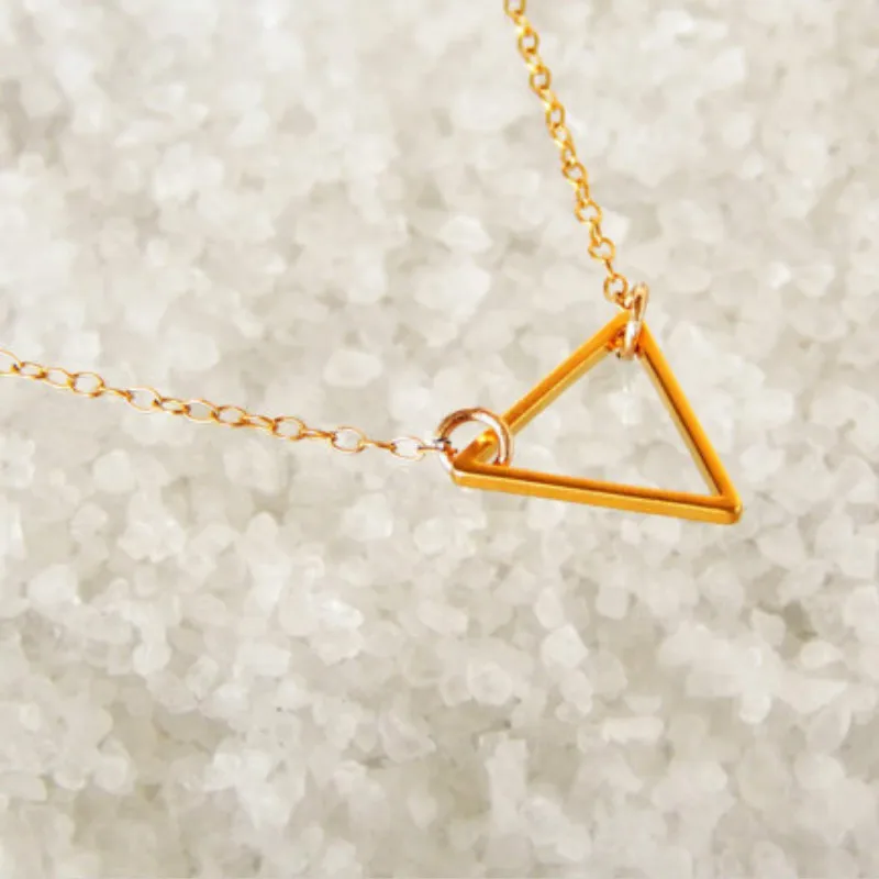 

Creative Cutout Triangle Chain Necklace Women's Charming Gold Geometric Pendant Female Wedding Party Jewelry Fashion Accessories