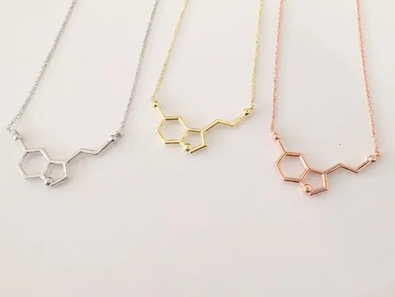 Химический гормон молекулы серотонина Структура подвеска в области ключицы