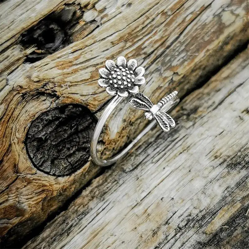 

Simple Daisy Women's Ring Retro Ethnic Style Small Insect Wedding Ring Personality Opening Adjustable Birthday Gift Accessories
