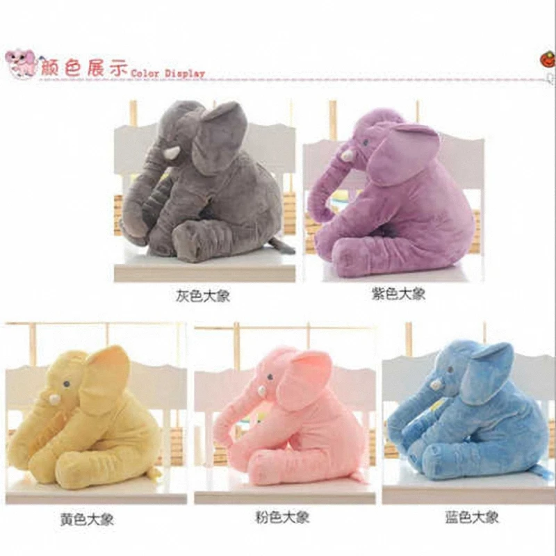 Слон плюшевая игрушка обнимает спящую куклу чтобы успокоить ребенка