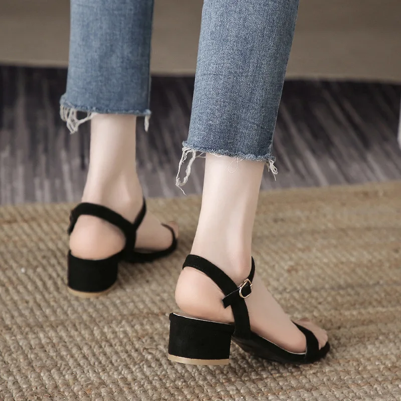 Женские босоножки из замши на квадратном каблуке