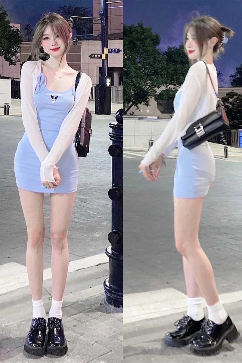 Синее приталенное платье вязаное на бретелях белая Солнцезащитная рубашка с