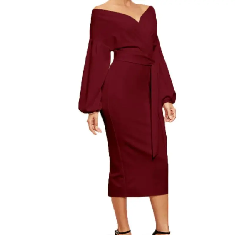Женское облегающее платье миди с пышными рукавами открытыми плечами и поясом