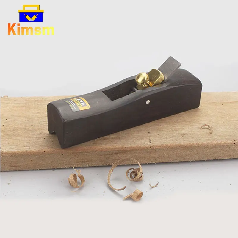 Маленький скругленный станок из черного дерева для деревообработки фаска