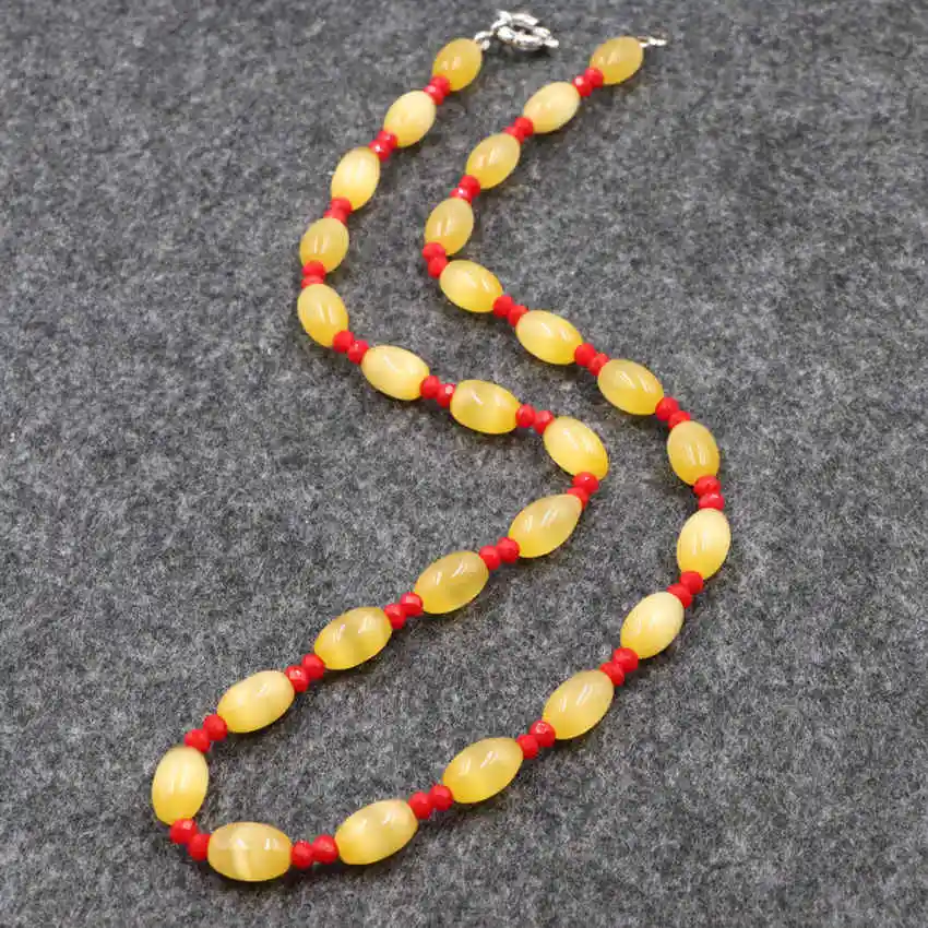 Короткое ожерелье ручной работы массивное женское колье украшенное бисером