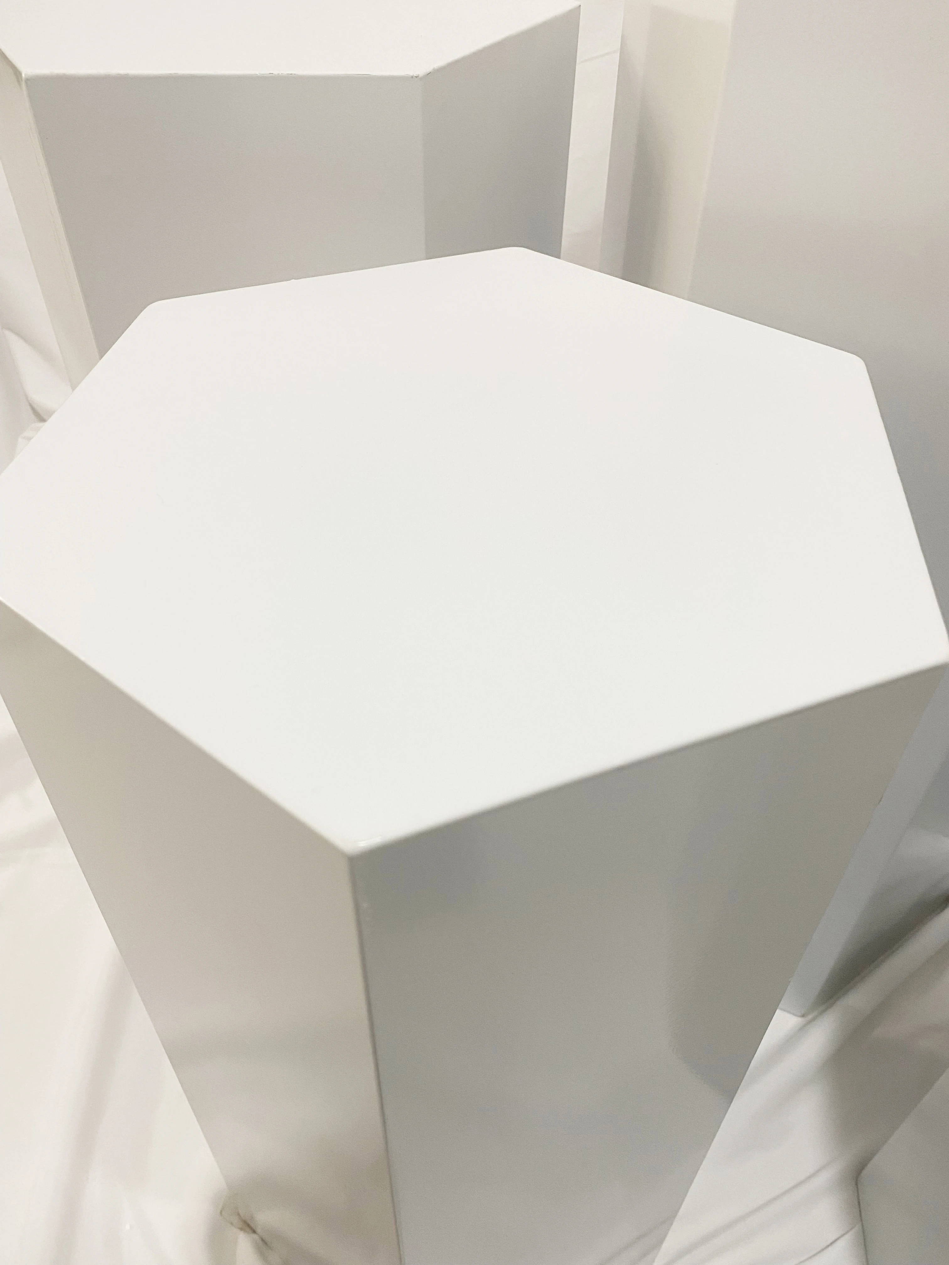 

5pcs/Set Large White Hexagonal Metal Cylinders Pedestal Display Wedding Props Background Party Birthday Decoration Home Decor