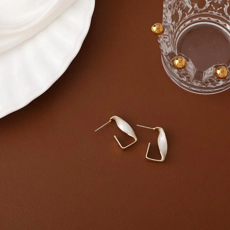 

XIAOBOACC Korean Fashion Earrings for Women Retro Temperament Simple Geometric Twisted Metal Ear Studs Free Shipping
