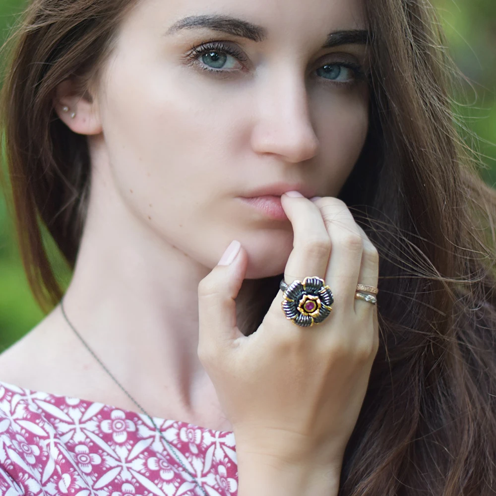 Женское кольцо с большим цветком черное красными кристаллами класса ААА